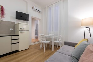 Standard-Apartment | Wohnbereich | Flachbildfernseher