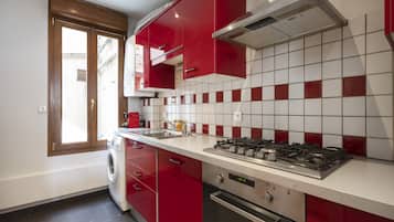 Een koelkast, een microgolfoven, een oven, een kookplaat