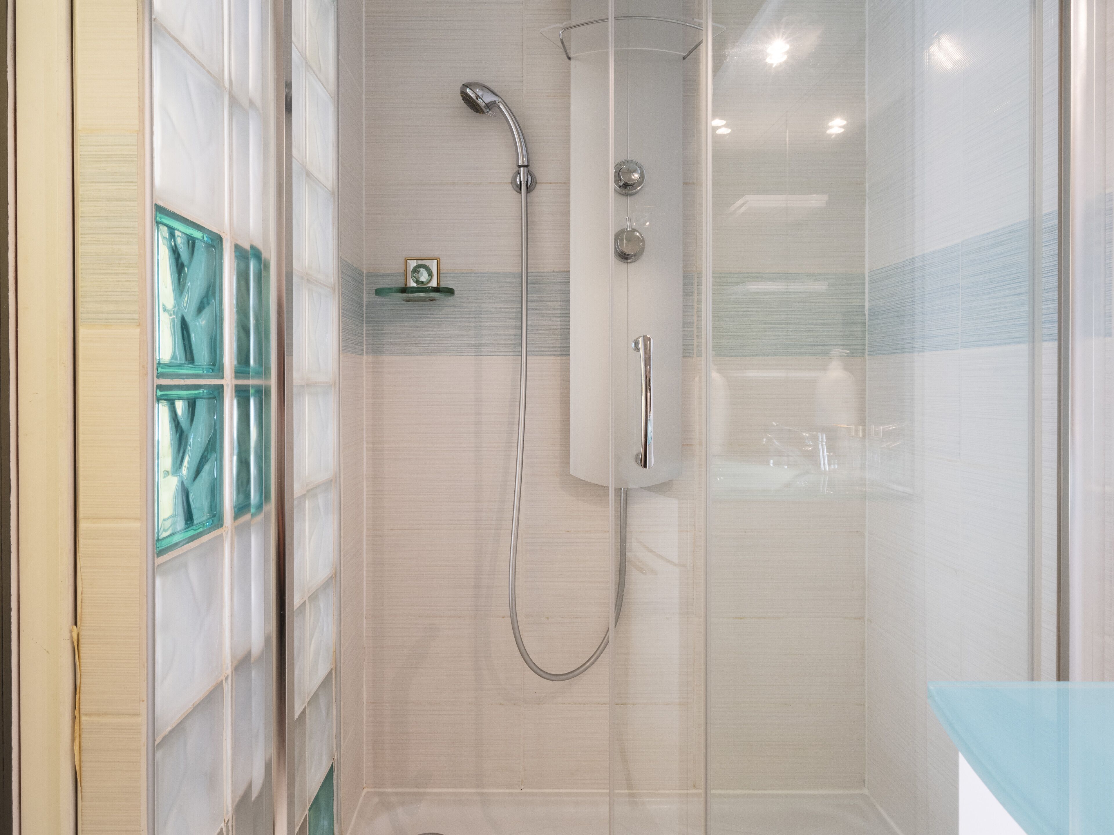 シャワー、ヘアドライヤー、タオル