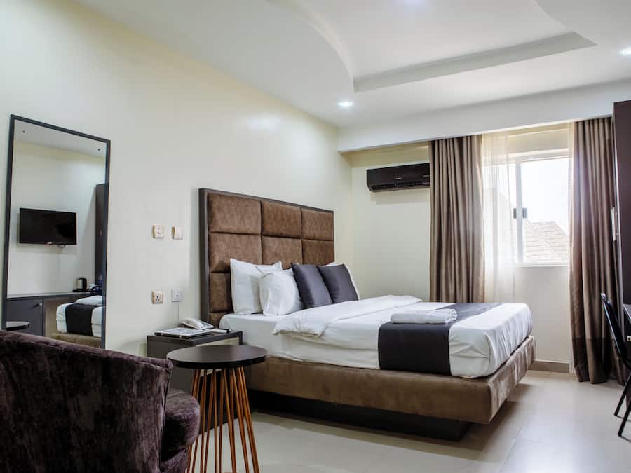 Quarto casal standard | Cofres nos quartos, cortinas blackout, Wi-Fi de cortesia, roupa de cama
