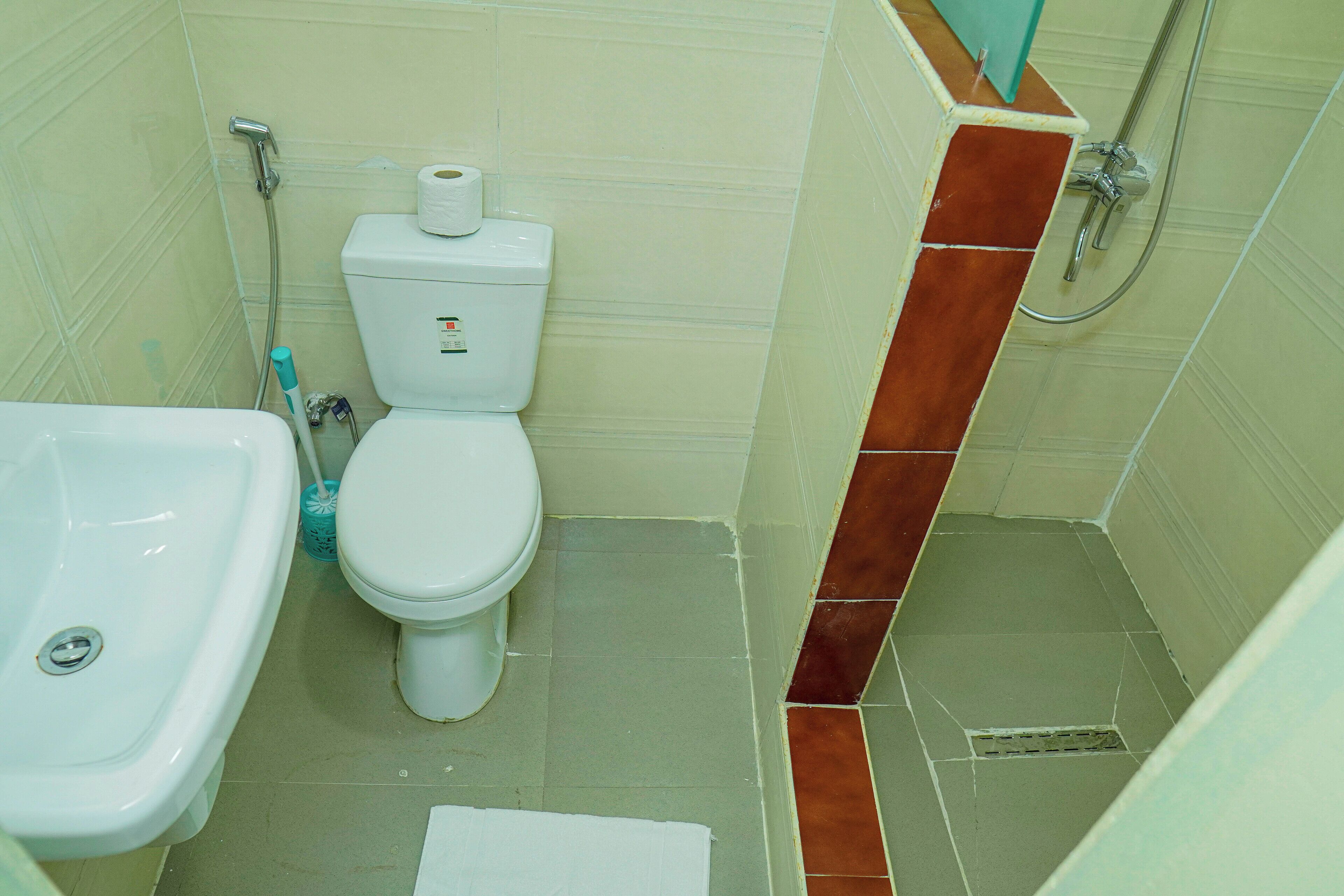 executive room | bathroom | shower, free toiletries, soap, shampoo