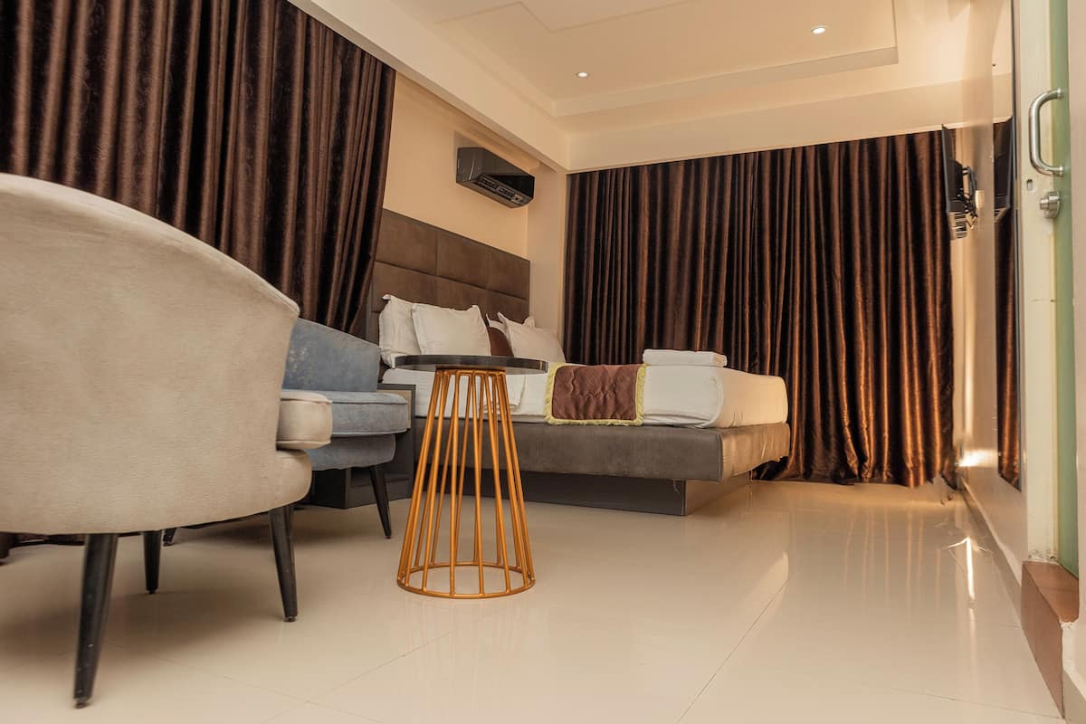 deluxe room | 1 bedroom, in-room safe, blackout curtains, free wifi