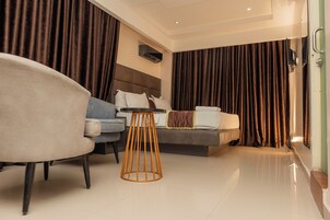 Habitación Deluxe, frigorífico | Caja fuerte, cortinas opacas, wifi gratis y ropa de cama