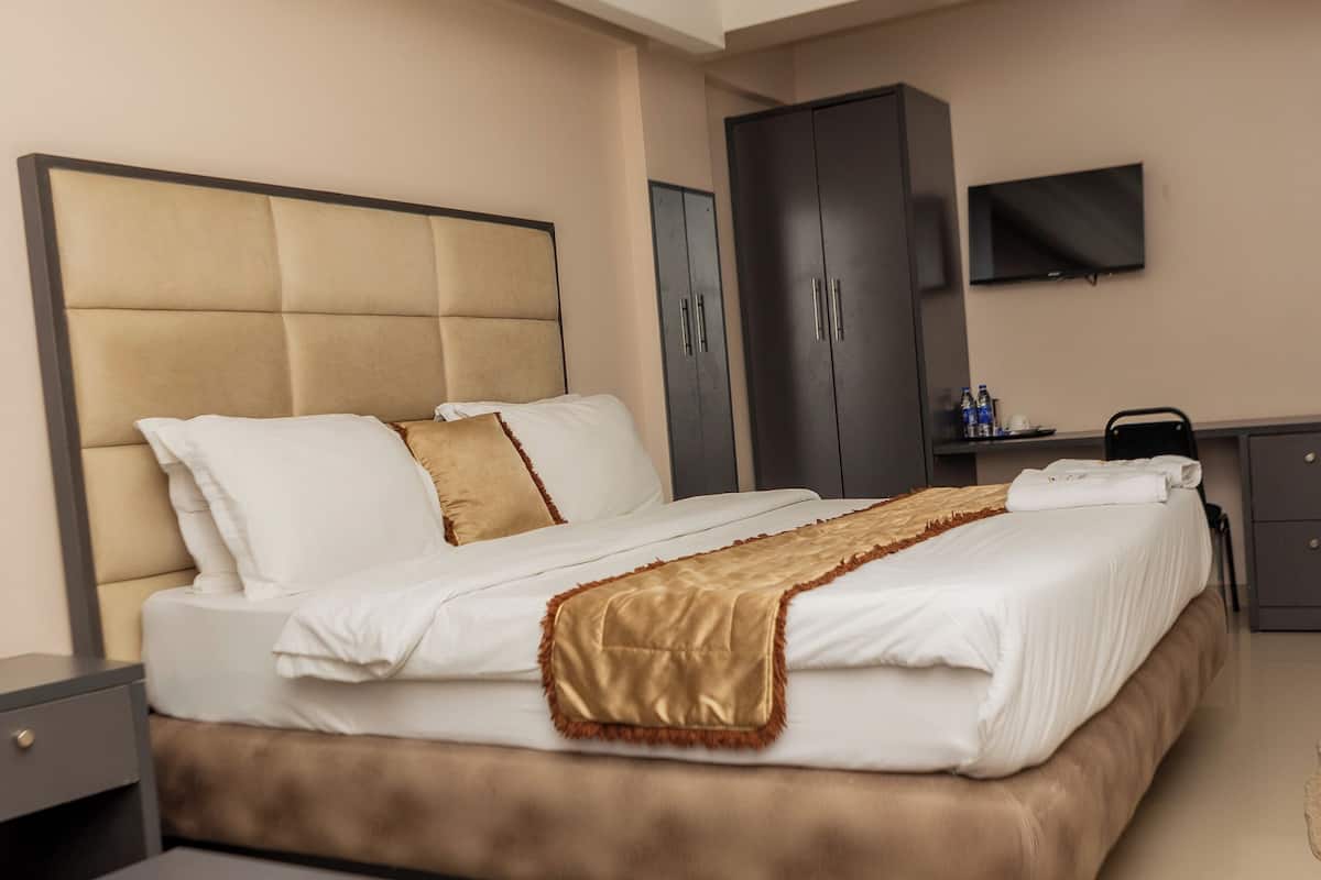 signature suite | 1 bedroom, in-room safe, blackout curtains, free wifi