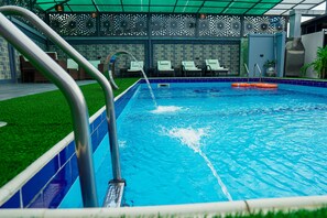 Outdoor pool, sun loungers - Hotel Romeneo (Lagos)