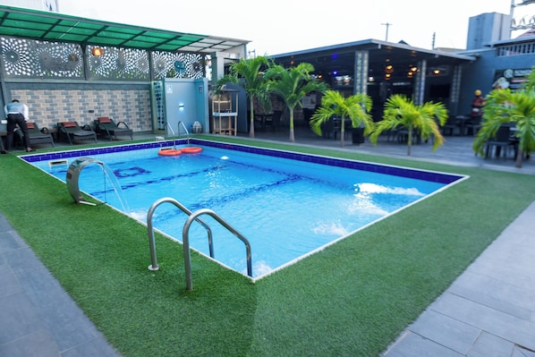 Outdoor pool, sun loungers - Hotel Romeneo (Lagos)