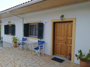 Outdoor dining - Captain's Summer house (Loggos)