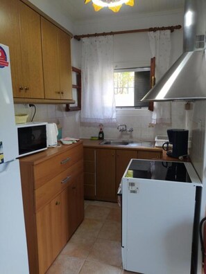 Refrigerador, microondas, horno, utensilios de cocina