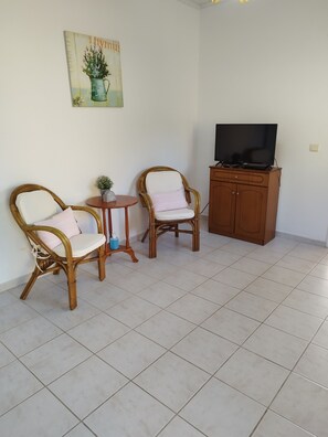 Interior - Poppy Apartment II (1-bedroom apartment) (Loggos)