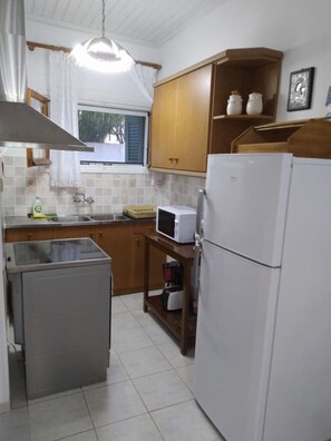 Kjøleskap, mikrobølgeovn, kaffetrakter/tekoker og vannkoker