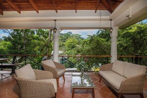 Property grounds - A spacious, 2 bed Penthouse with private pool & parking in Manuel Antonio. (Quepos)