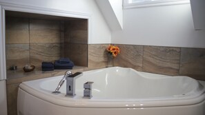 Haartrockner, Handtücher, Seife, Toilettenpapier