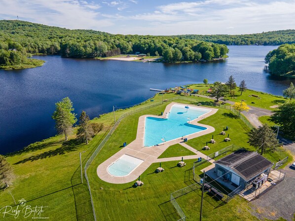 Pool - Lakefront - Sleeps 14 - 5 bedrooms - 3 bathrooms - 2 Gamerooms - Hot tub (Pocono Lake)