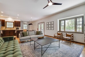 Smart TV, fireplace, video games, table football - Lakefront - Sleeps 14 - 5 bedrooms - 3 bathrooms - 2 Gamerooms - Hot tub (Pocono Lake)