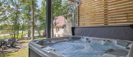 Outdoor spa tub