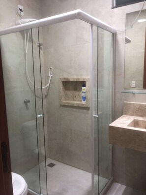 Bidê, toalhas de banho, sabonete, papel higiênico