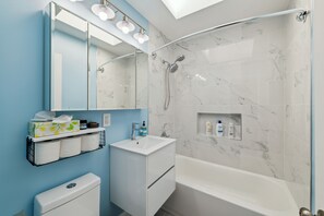 Shower, hair dryer, towels, soap - SF Home with SPECTACULAR VIEW- Minutes to downtown (San Francisco)