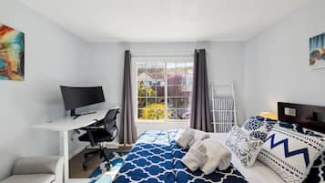 3 bedrooms, desk, iron/ironing board, free WiFi