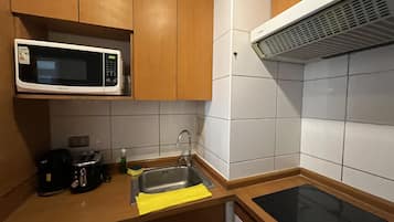 Departamento superior | Cocina privada | Refrigerador con congelador, microondas, horno y parrilla de estufa