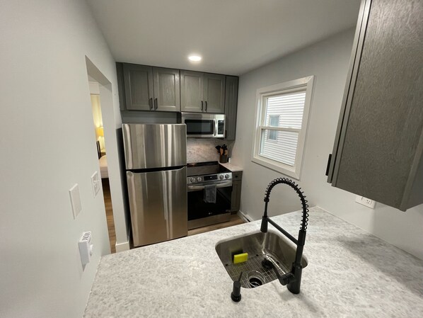 Kühlschrank, Mikrowelle, Ofen, Herdplatte