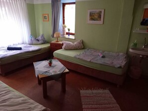 4 bedrooms, free WiFi, bed sheets