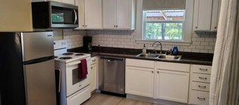 Pet friendly!  Close to Temple hospitals.