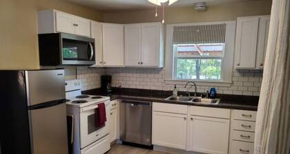 Pet friendly! Close to Temple hospitals.