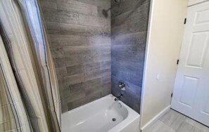 Asciugamani, sapone, shampoo, carta igienica