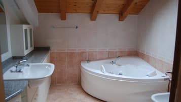 Doccia, vasca idromassaggio, asciugacapelli, bidet
