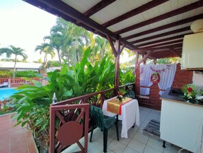 Outdoor dining - Bungalow Rubis Pour la Famille, à 2 Minutes de la Plage et au Bord de la Piscine (Sainte-Rose)
