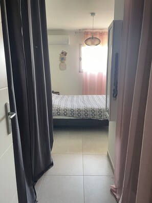 2 عدّة غرف نوم ومكواة/لوح كي وواي فاي