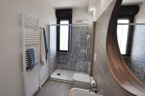 Doccia, asciugacapelli, bidet, asciugamani