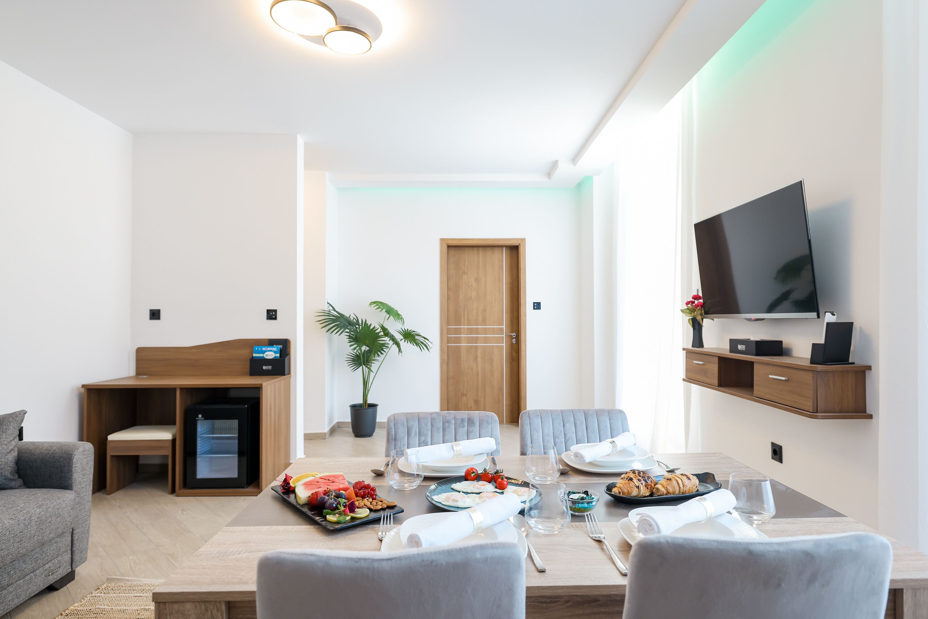 デラックス アパートメント | リビング エリア | スマートテレビ、プリンター