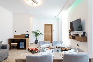 华丽公寓 | 起居区 | 智能电视、打印机