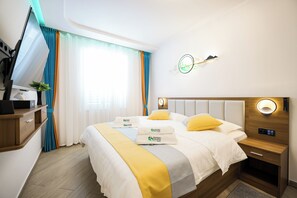ห้องดีลักซ์ทวิน | มินิบาร์, ตู้นิรภัยในห้องพัก, โต๊ะทำงาน, ผ้าม่านกันแสง