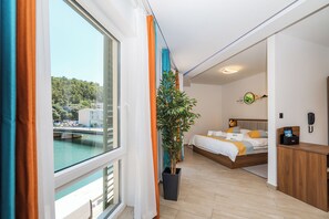 Minibar, coffres-forts dans les chambres, bureau, rideaux occultants