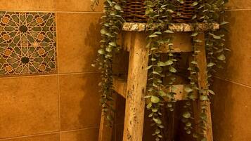 Encanto Guesthouse Room 2, Buganvilla | Baño | Ducha, secador de pelo, toallas y jabón