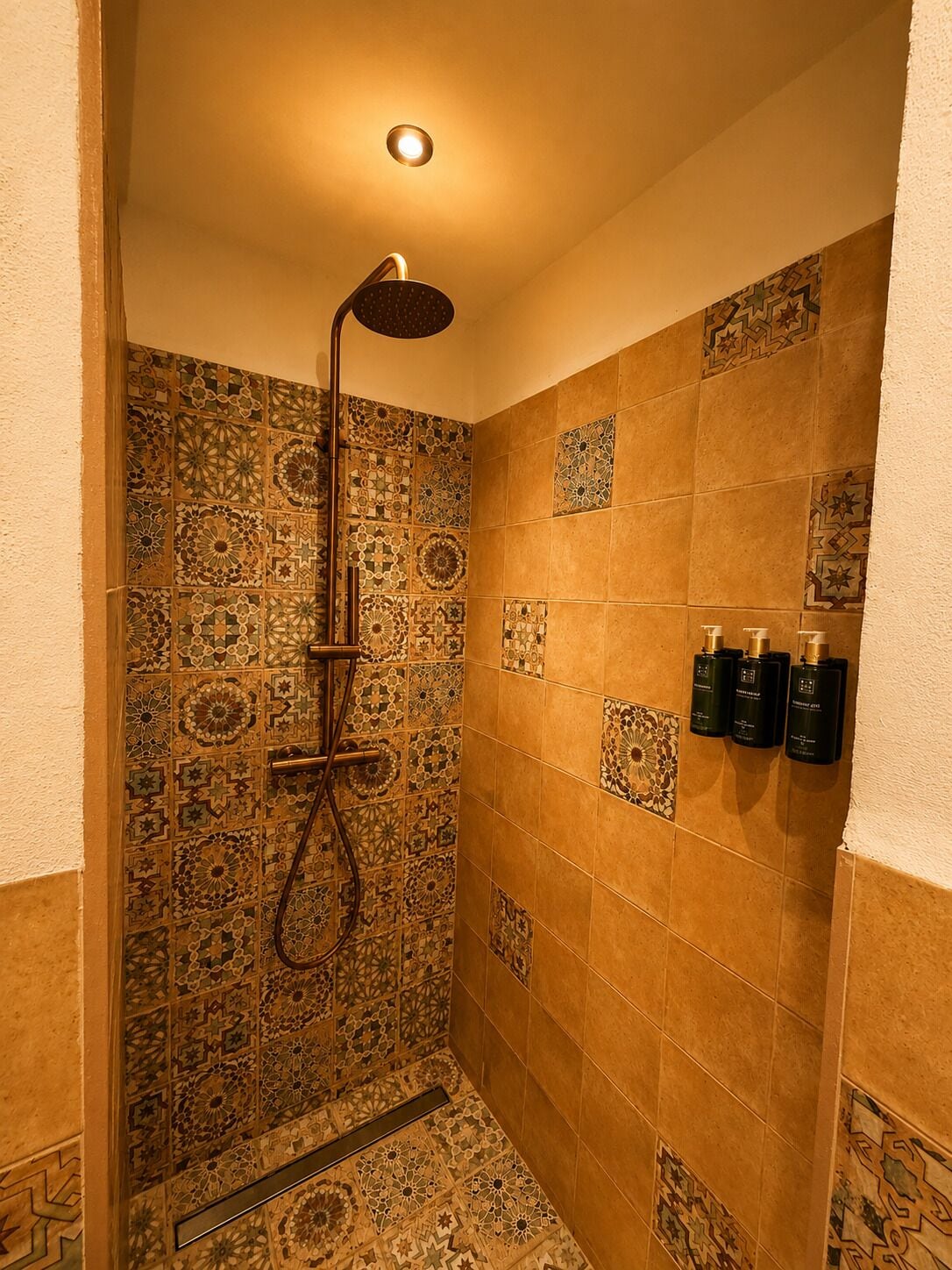Encanto Guesthouse Room 2, Buganvilla | Badkamer | Een douche, een haardroger, handdoeken, zeep