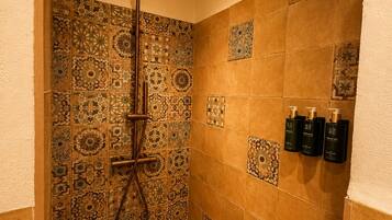 Encanto Guesthouse Room 2, Buganvilla | Badkamer | Een douche, een haardroger, handdoeken, zeep