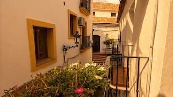 Encanto Guesthouse Room 2, Buganvilla | Uitzicht op straat
