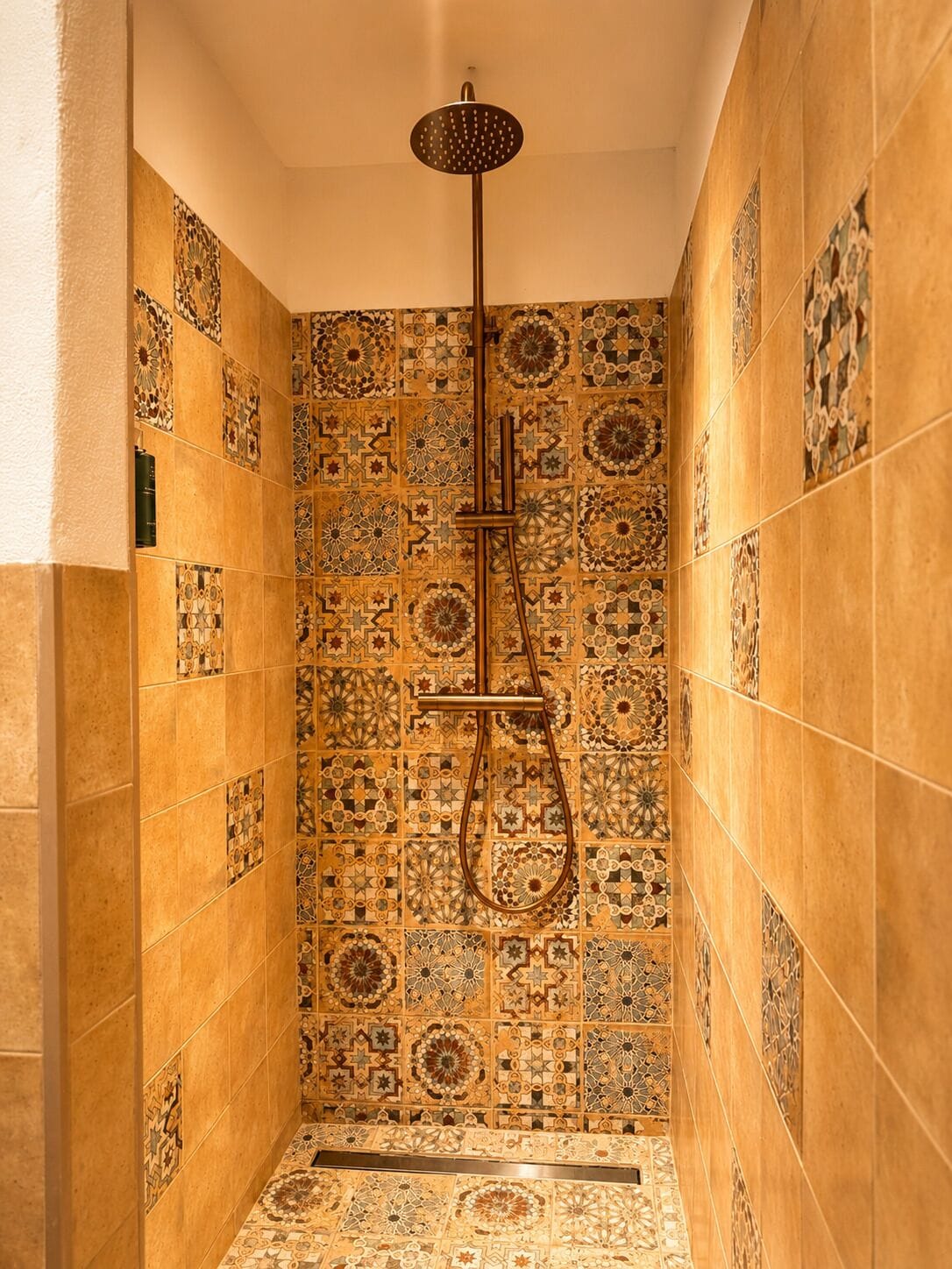Encanto Guesthouse Room 1, Glicinia | Baño | Ducha, secador de pelo, toallas y jabón