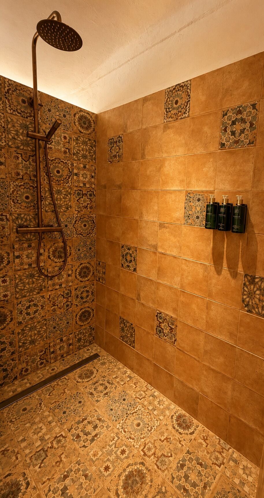 Encanto Guesthouse Room 3, Madreselva | Baño | Ducha, secador de pelo, toallas y jabón