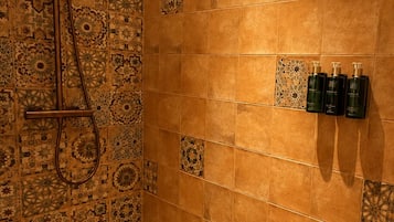 Encanto Guesthouse Room 3, Madreselva | Baño | Ducha, secador de pelo, toallas y jabón