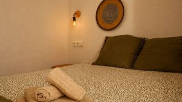 Encanto Guesthouse Room 2, Buganvilla | Bedden met traagschuimmatras, gratis wifi, beddengoed