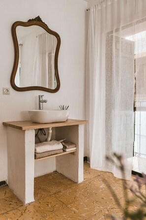 Memory-foam beds, free WiFi, bed sheets - Encanto Guesthouse (Canillas de Aceituno)