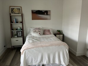 3 slaapkamers, een strijkplank/strijkijzer, wifi, beddengoed