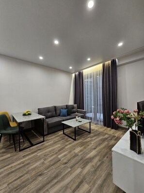 Studio Suite | Khu phòng khách | Smart TV 