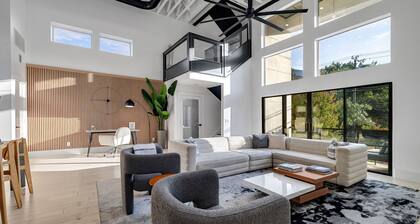 Ellum House · Modern Oasis in Deep Ellum–Spacious Home Sleeps 14