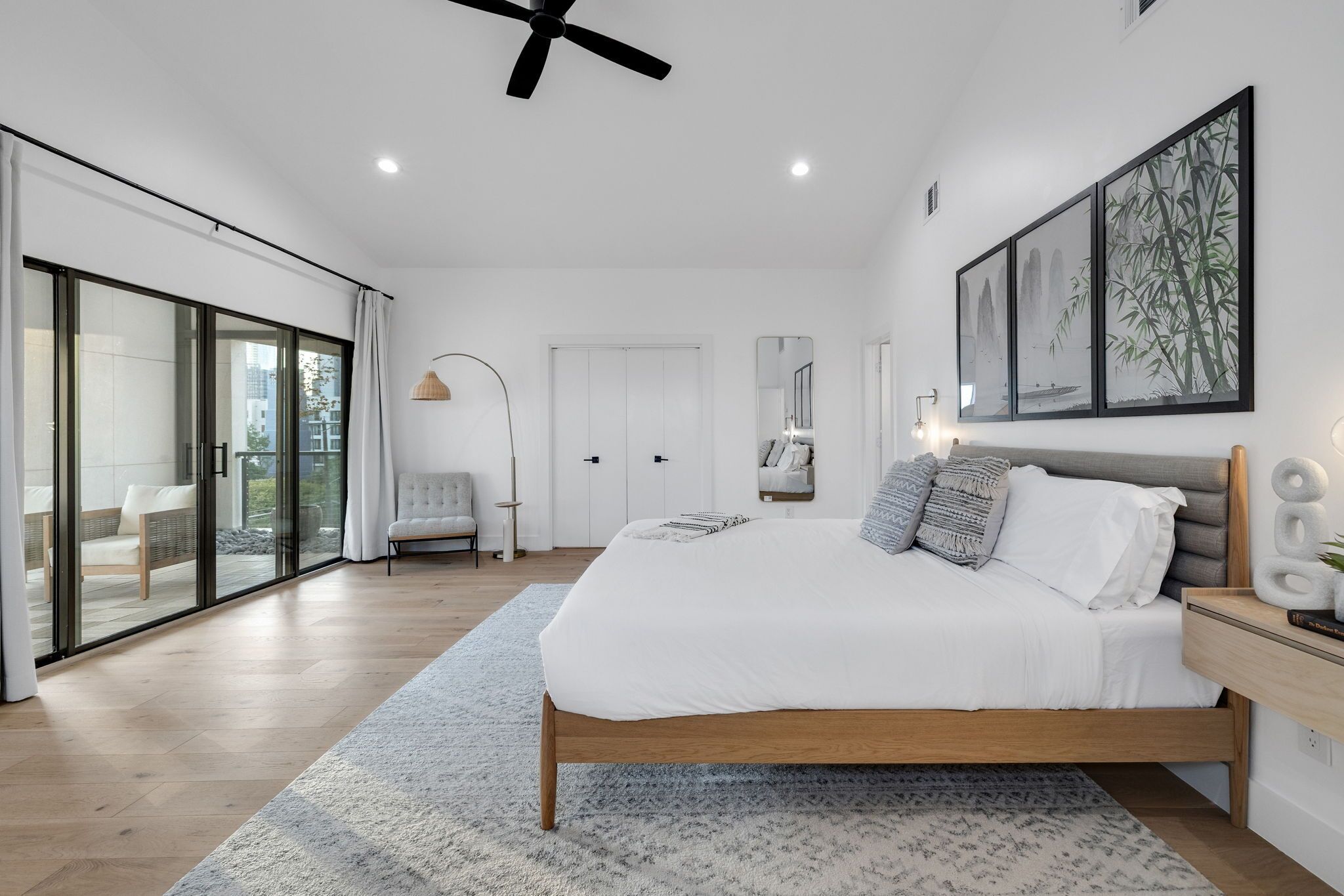 4 bedrooms, desk, iron/ironing board, travel crib