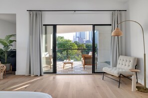 4 chambres, bureau, fer et planche à repasser, lit de bébé portatif